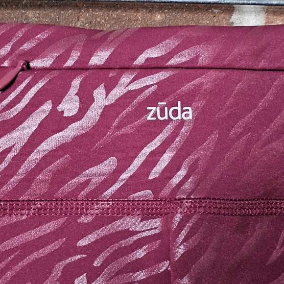 Zuda: Silver Reflective Tiger Print Maroon Leggings w. Pockets NWOT! 💛 - Picture 6 of 10